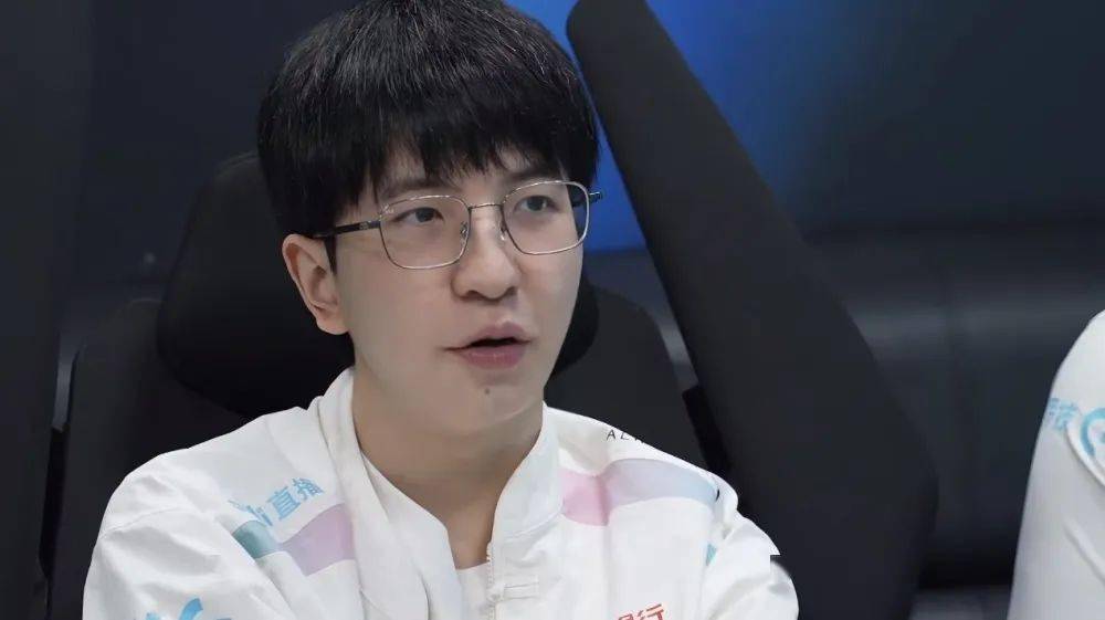 TES教练压力巨大！，Rookie遭遇十五持续失利上演精彩一战(rotk教练成绩)