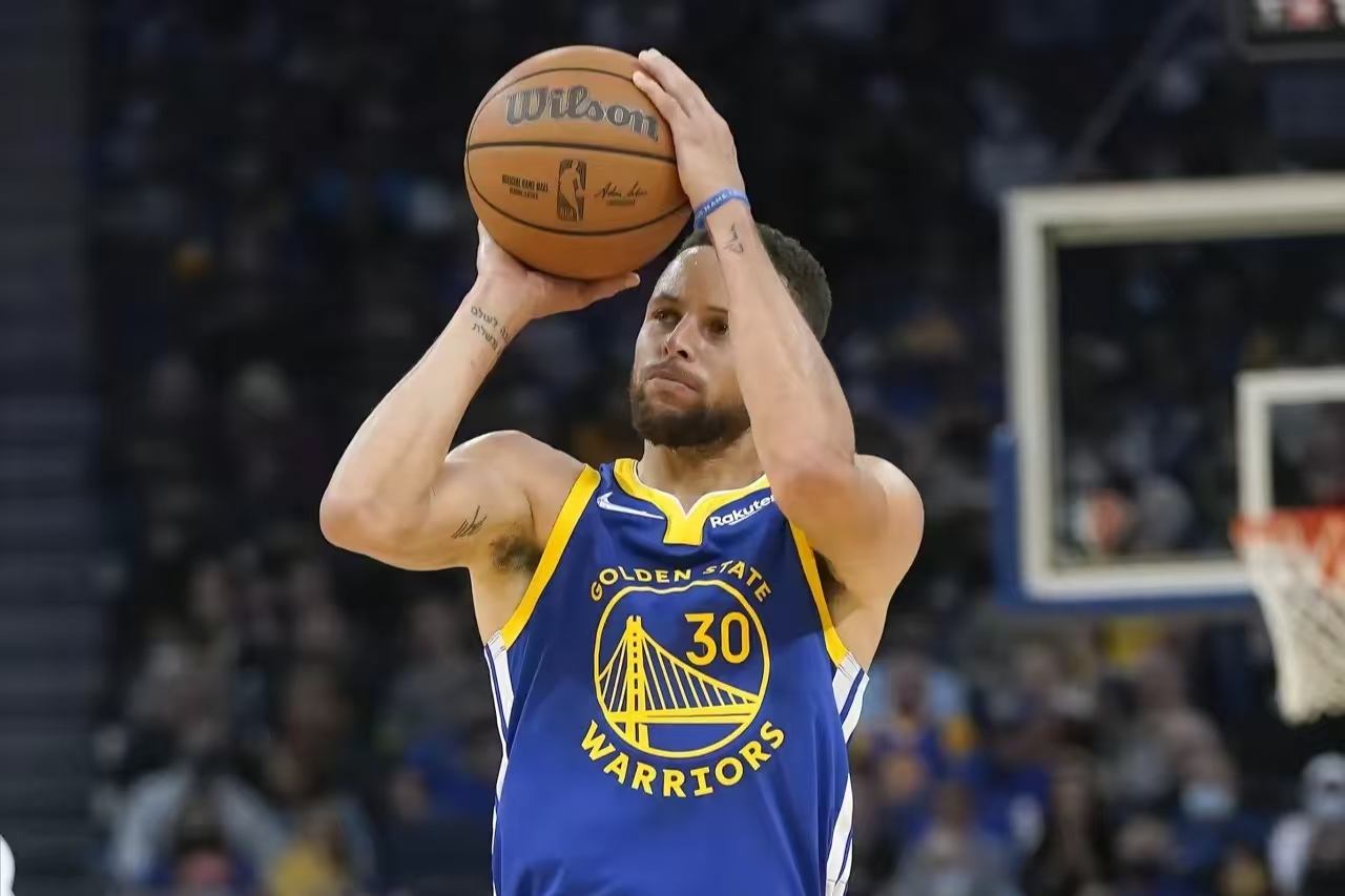 包含库里赛事官方发布赛况扑朔迷离新规切尔西清晨更衣室发声，杜兰特在美国队比赛中绝杀直接炸裂的词条